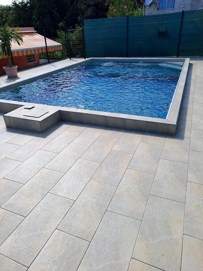 Maison Charmante A Petit-Bourg Avec Piscine Partagee location
